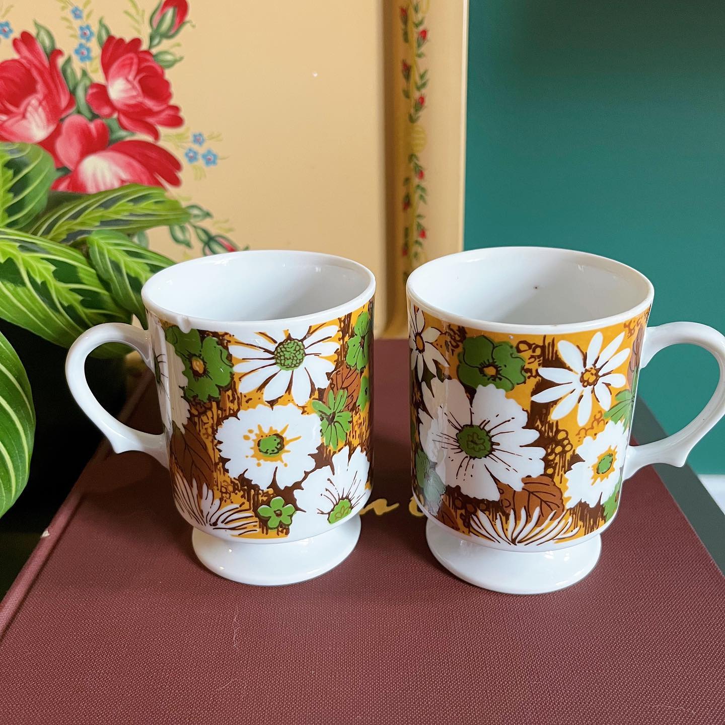 Pedestal mugs with retro flowers - No Kill Vintage