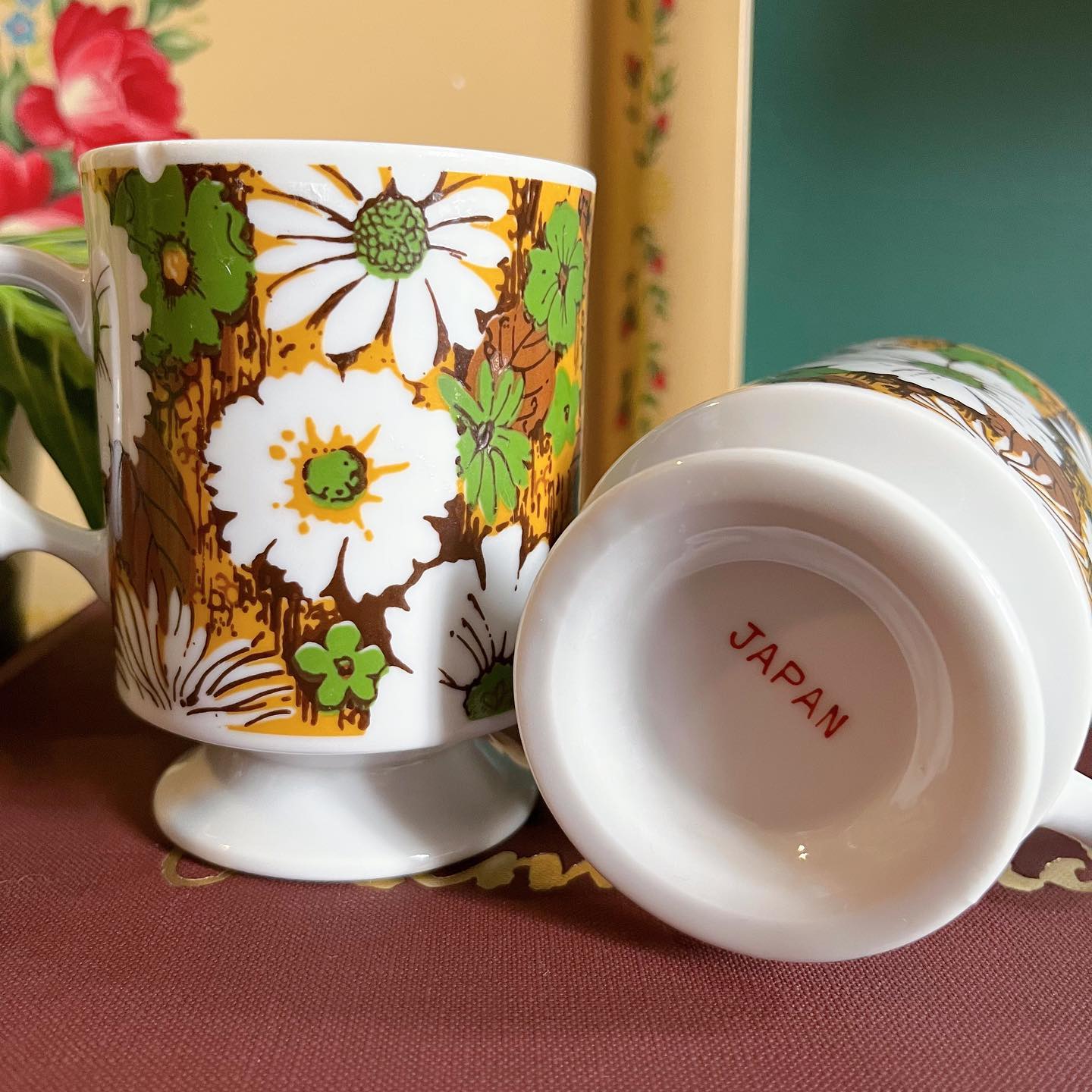 Pedestal mugs with retro flowers - No Kill Vintage