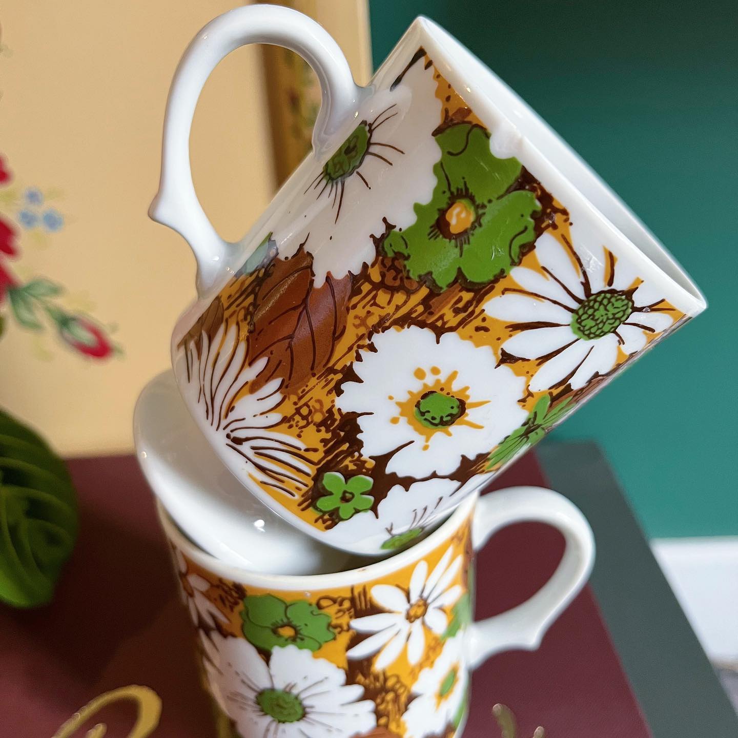 Pedestal mugs with retro flowers - No Kill Vintage