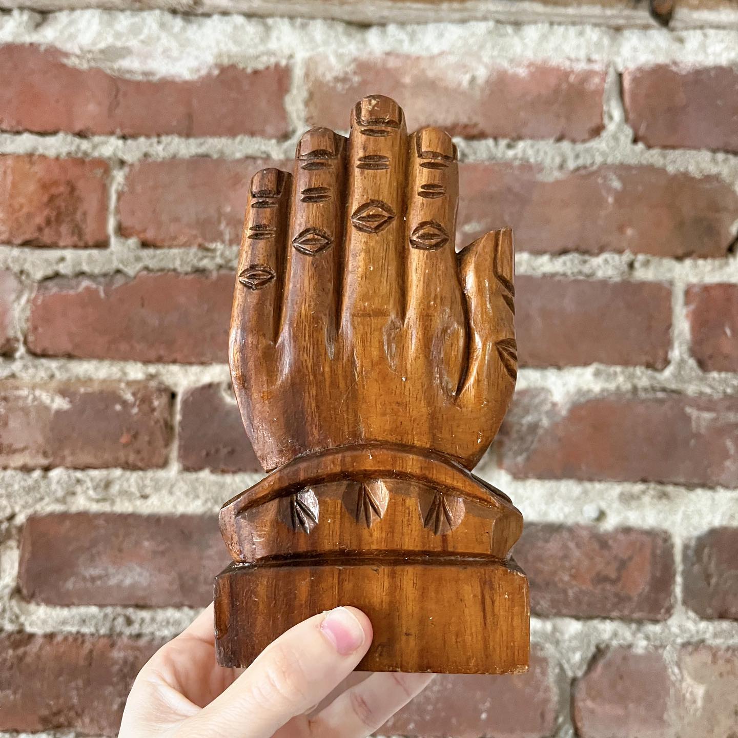 Wooden hands letter holder - No Kill Vintage