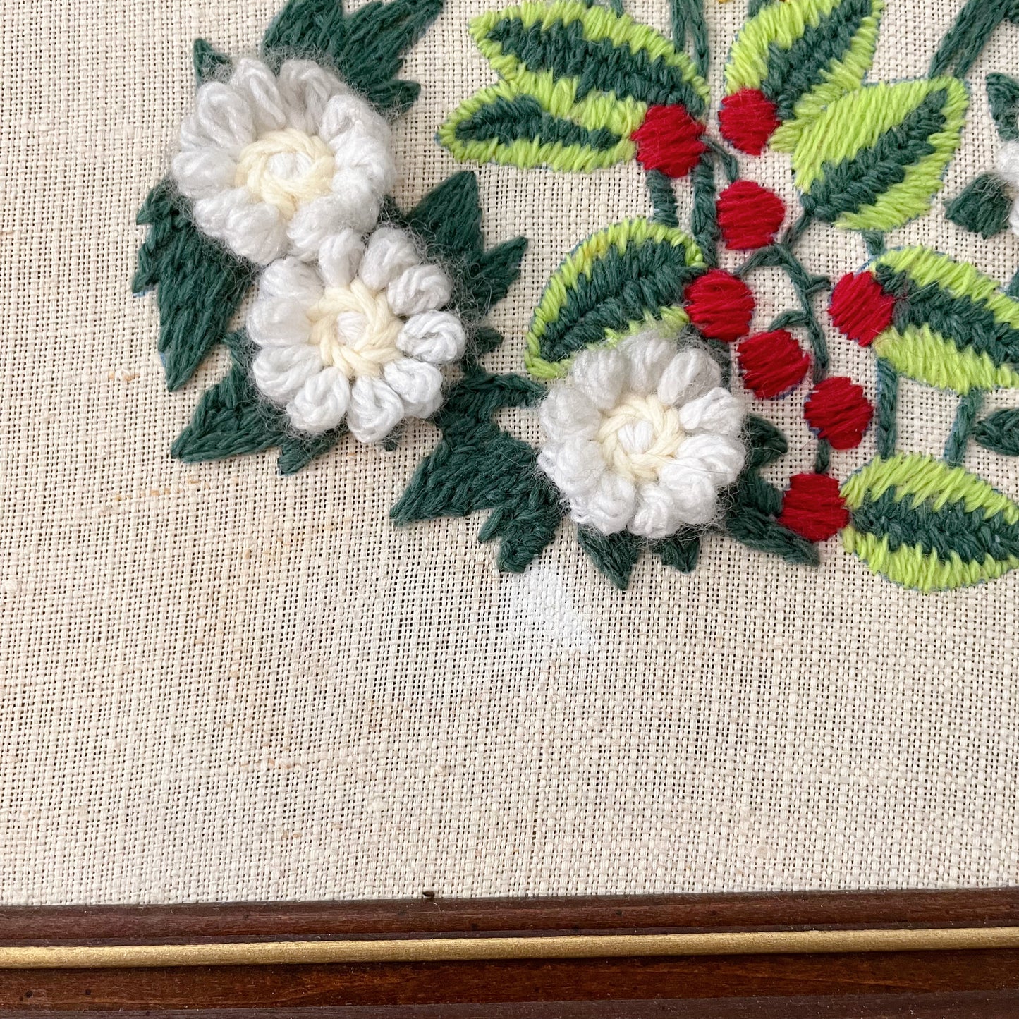 Broderie florale avec des marguerites