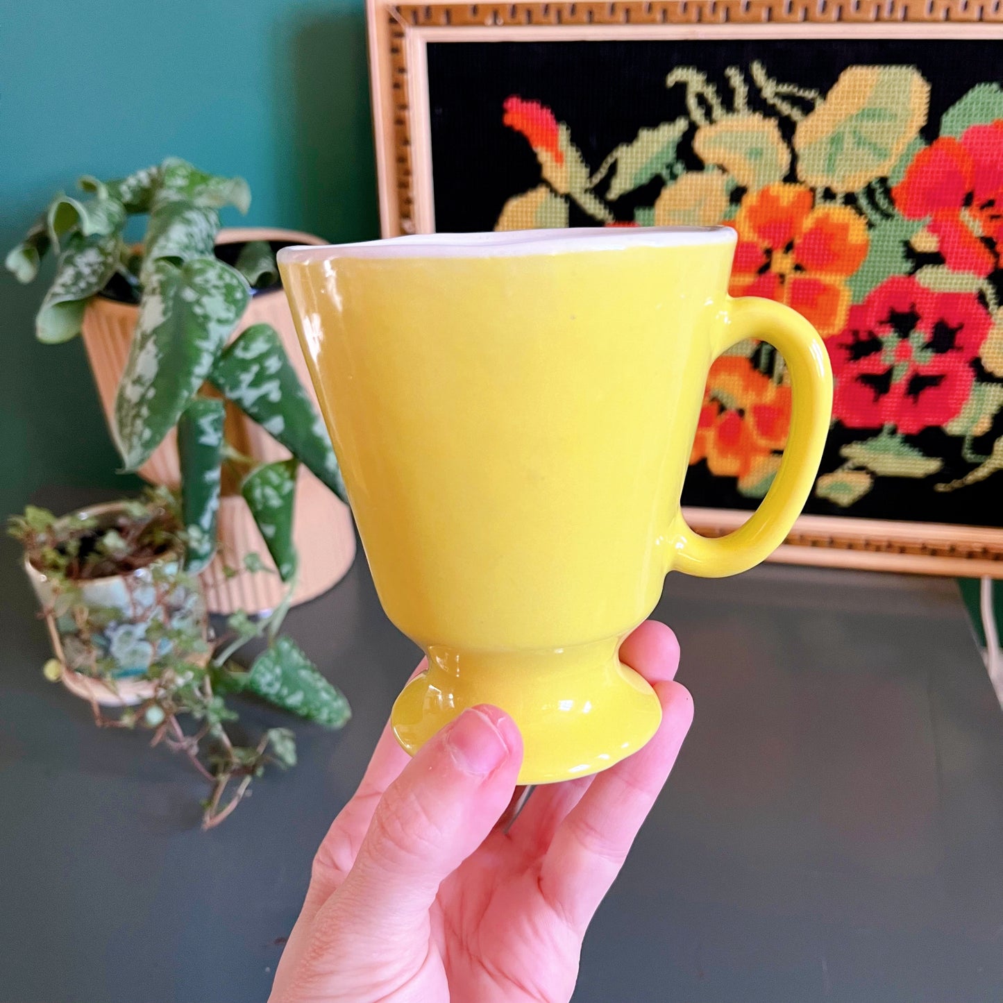 Vintage yellow-green pedetstal mugs