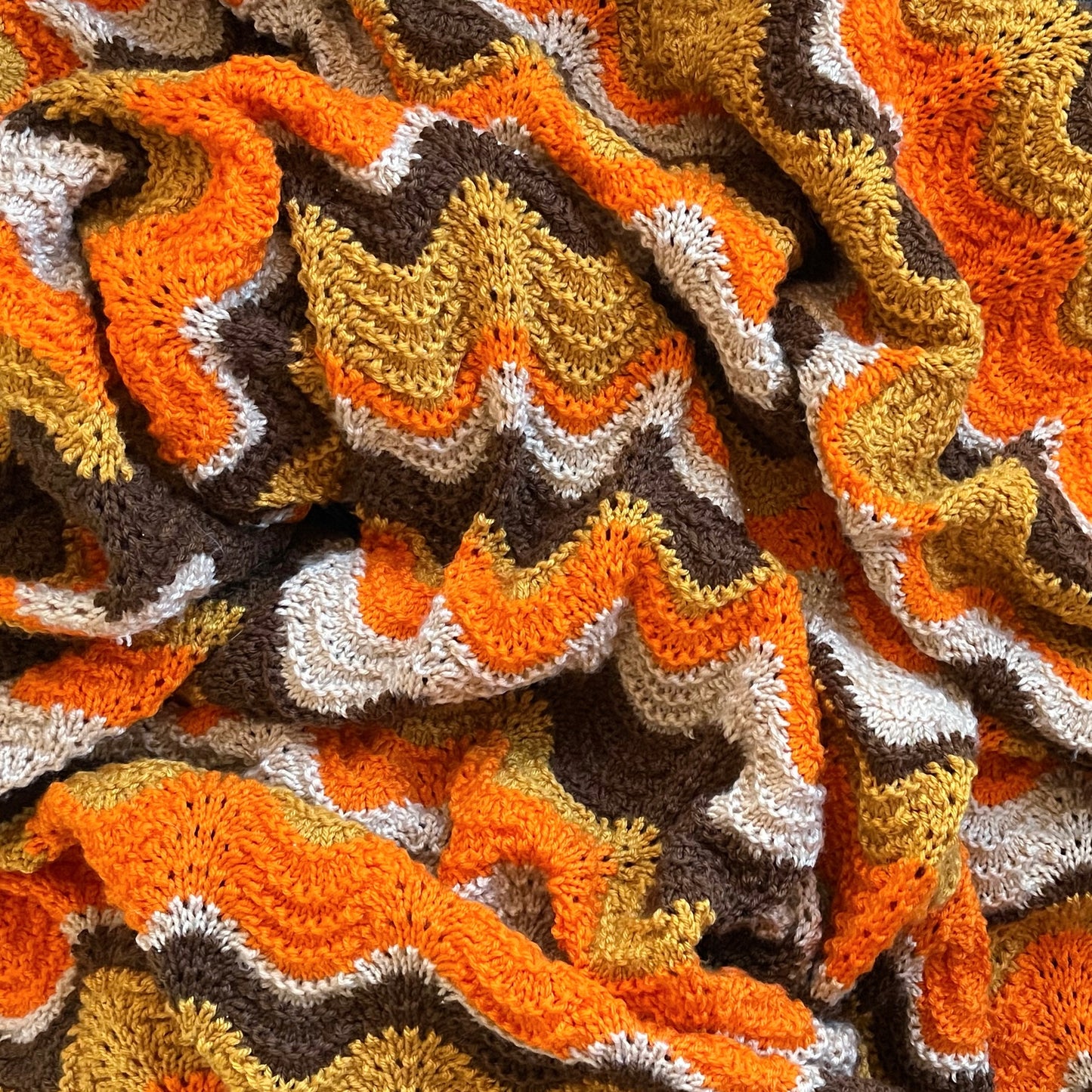 Grand jété rétro au crochet orange, jaune et marron