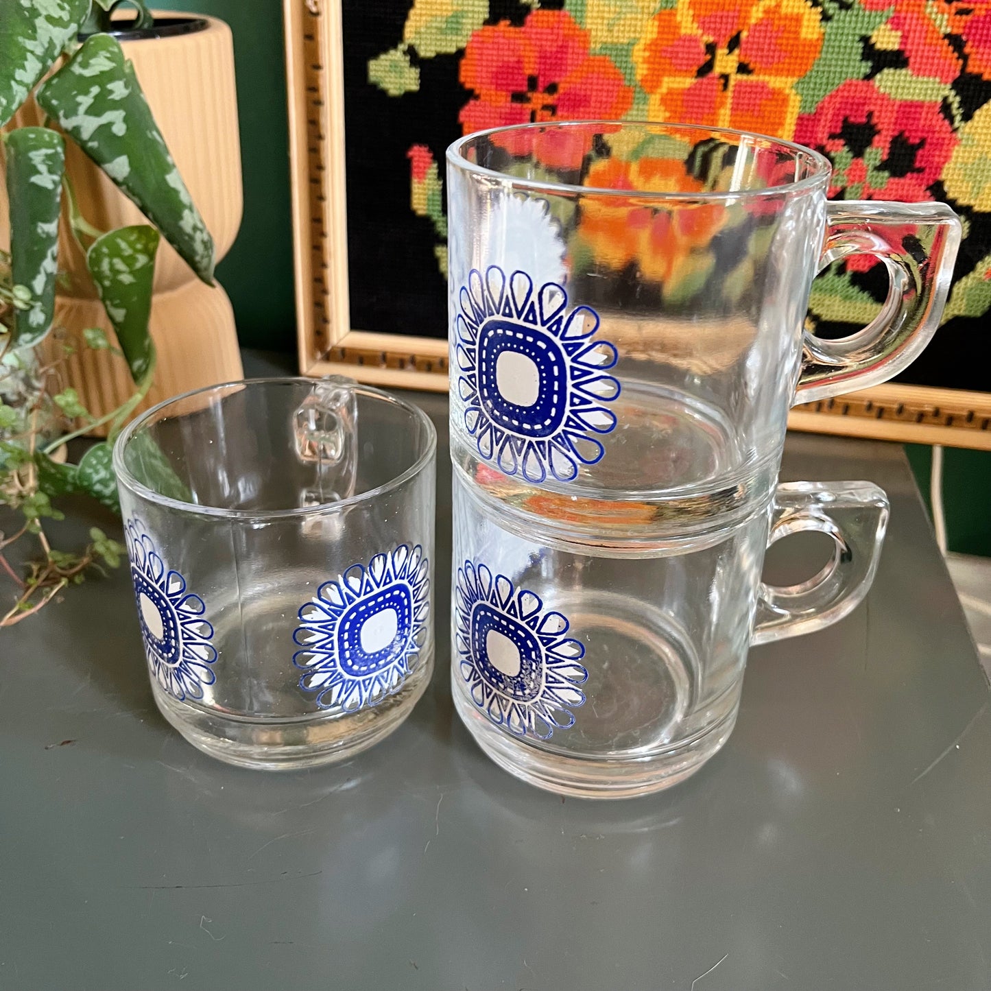 Set of 3 glass mugs with blue and white flowers