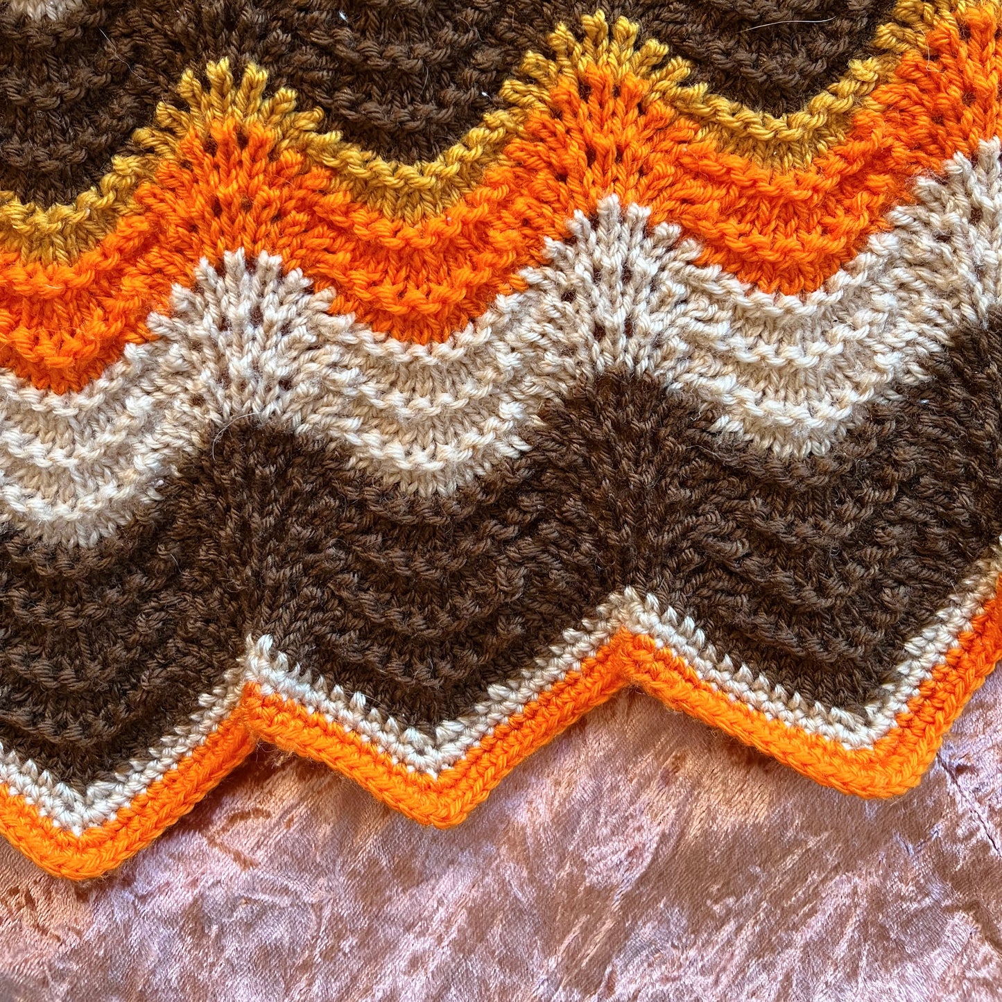 Grand jété rétro au crochet orange, jaune et marron