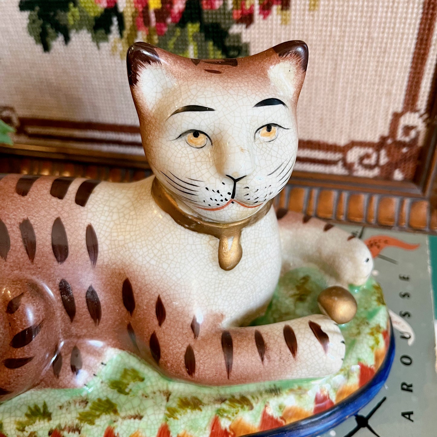 Deux chats en céramique au style de Staffordshire