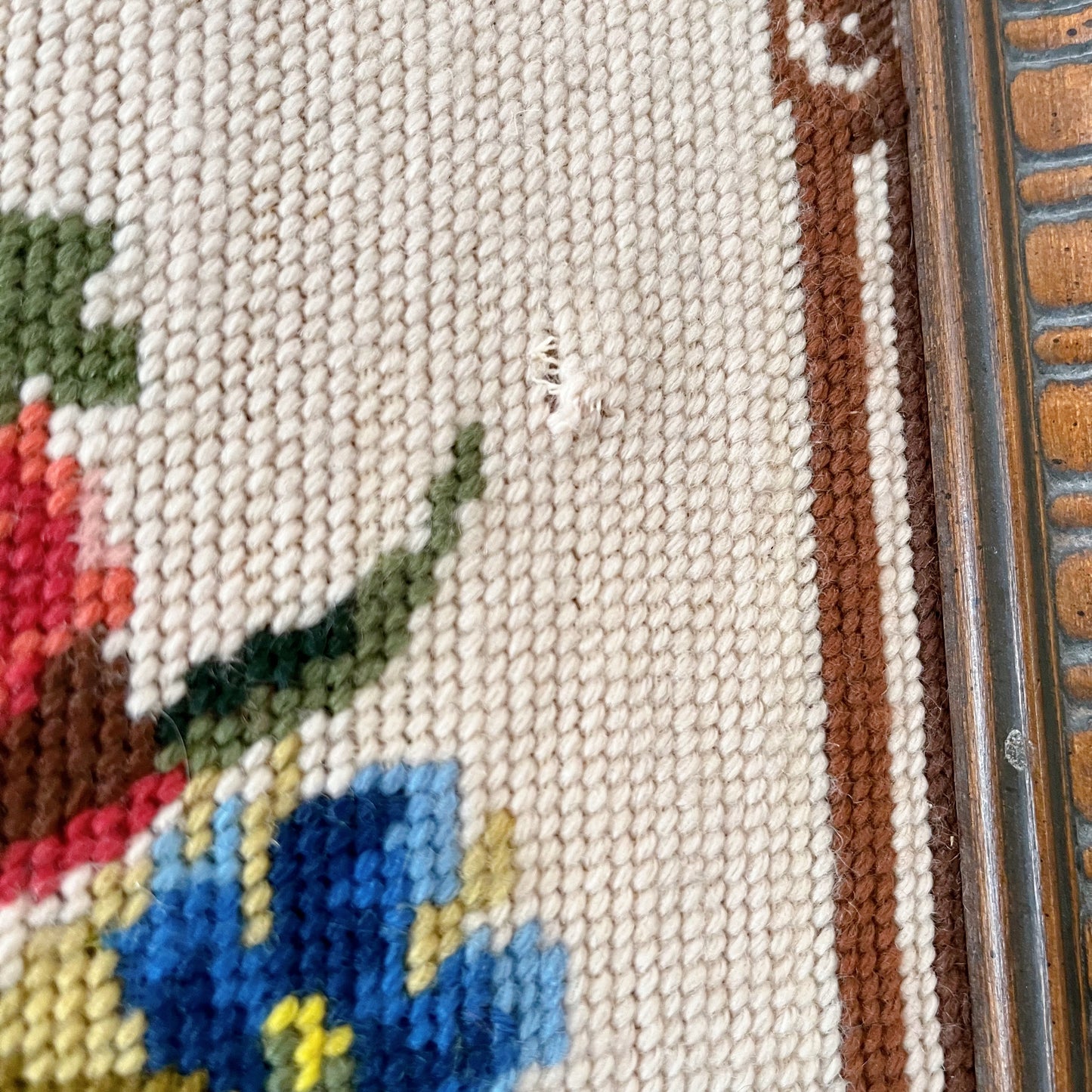 Tapisserie en petit point florale